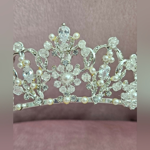 ?Vintage Inspired Silver Sparkly Tiara with Crystals And Pearls? main image 10